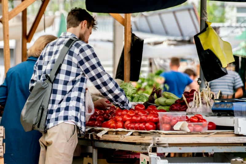 Acheter local et cuisiner soi-même pour économiser