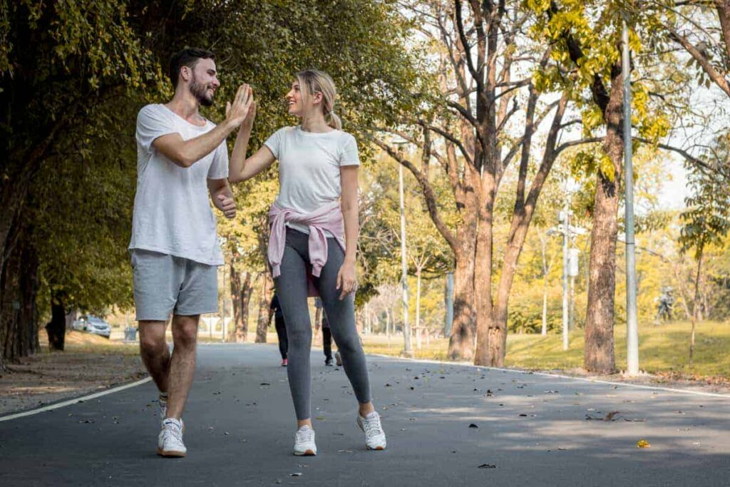 Marcher en couple pour renforcer la complicité